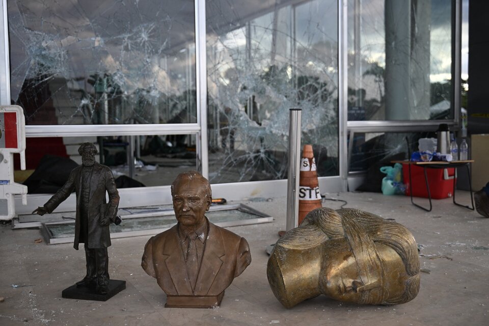 Daño a vidiros, bustos y estatuas en el edificio de la corte suprema en Brasilia. (Fuente: AFP)
