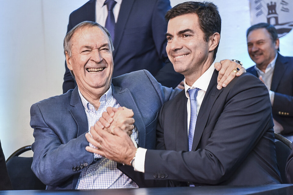 Juan Schiaretti y Juan Manuel Urtubey anunciaron un acuerdo electoral para ir por la Presidencia.