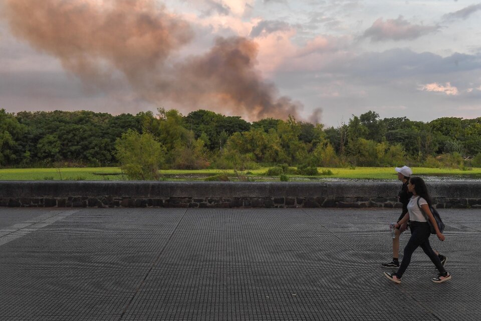 El humo de la Reserva Ecológica era muy visible desde Puerto Madero. (Fuente: Télam)