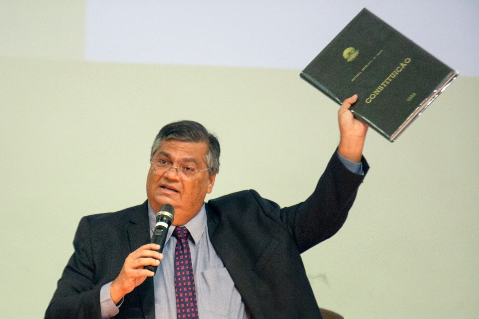 Flávio Dino, ministro de Justicia de Brasil, con una copia de la Constitución. (Fuente: AFP)
