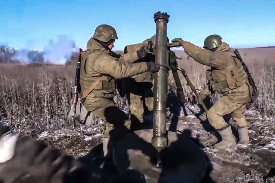 Soldados rusos disparan un mortero en la región de Donetsk.  (Fuente: EFE)