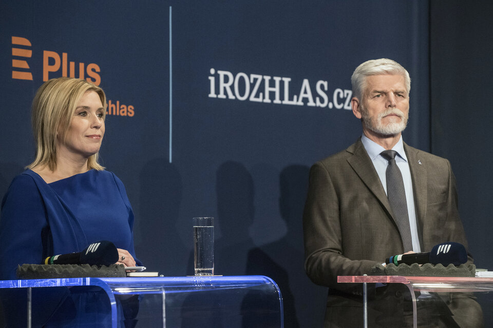 Nerudova y Pavel en el debate presidencial de este viernes. (Fuente: AFP)