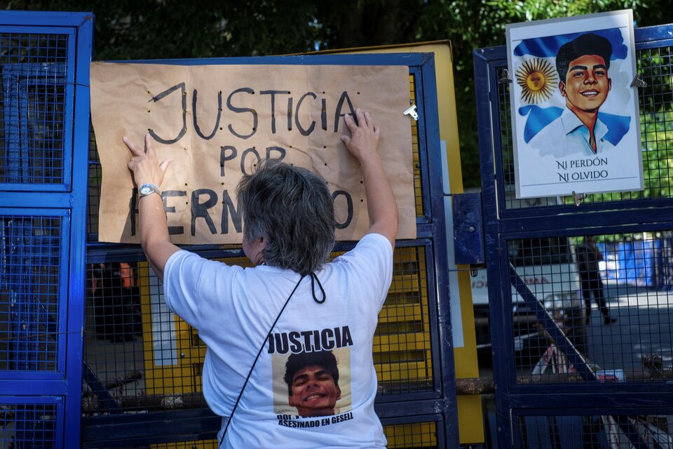 Familiares, amigos y allegados de Fernando exigen justicia frente al Tribunal de Dolores (Foto: Télam).