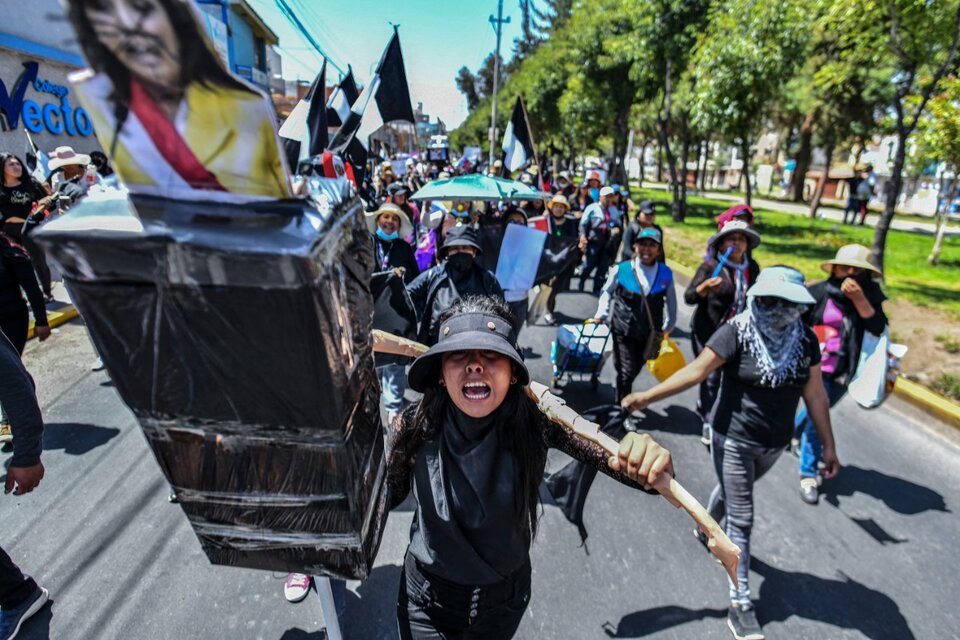 Protesta pidiendo la renuncia de Dina Boluarte en Arequipa. (Fuente: AFP)
