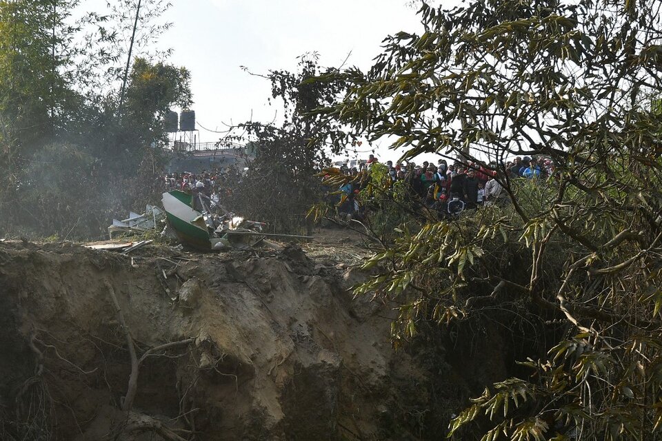 Un avión se estrelló en Nepal y dejó al menos 68 víctimas fatales, aún no se encontraron supervivientes (Fuente: AFP)