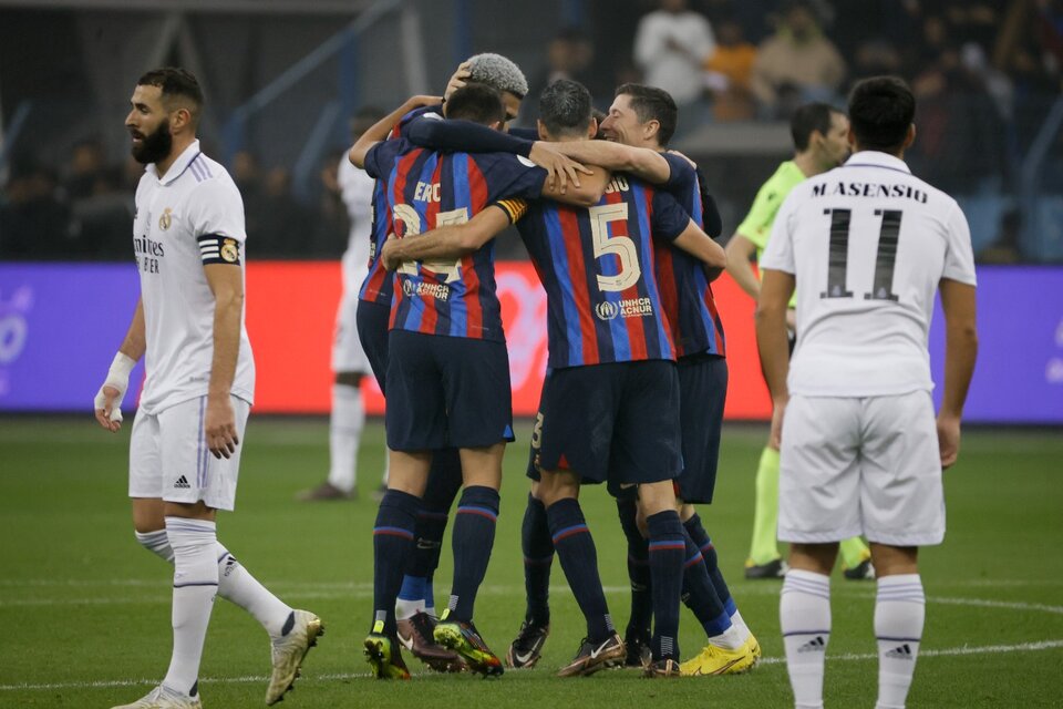 El Barcelona festeja, Benzemá y Asensio sufren por el Madrid (Fuente: EFE)
