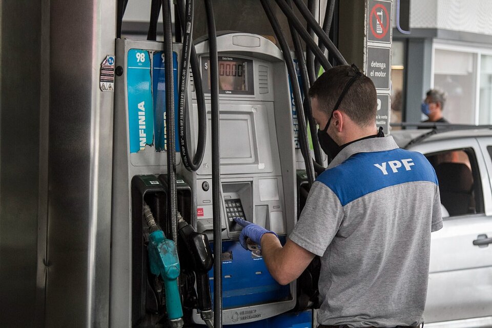 El precio por litro de la nafta premium de YPF llegó a $197,40. En Shell supera los $200 (Fuente: Bernardino Avila)