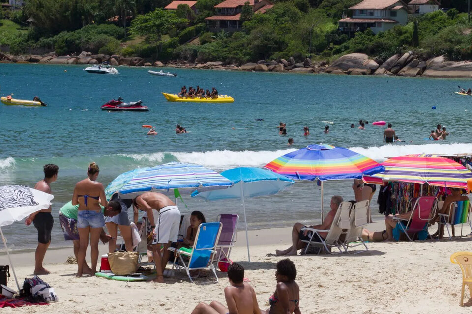 Miles de viajeros que se alojaron en las playas de Santa Catarina, Florianópolis, sufrieron de diarrea. (Fuente: Télam)
