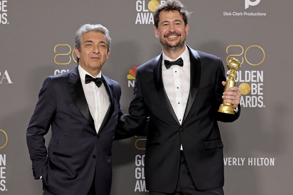 Ricardo Darín y Santiago Mitre posan con el Globo de Oro que ganaron hace una semana.  (Fuente: AFP)