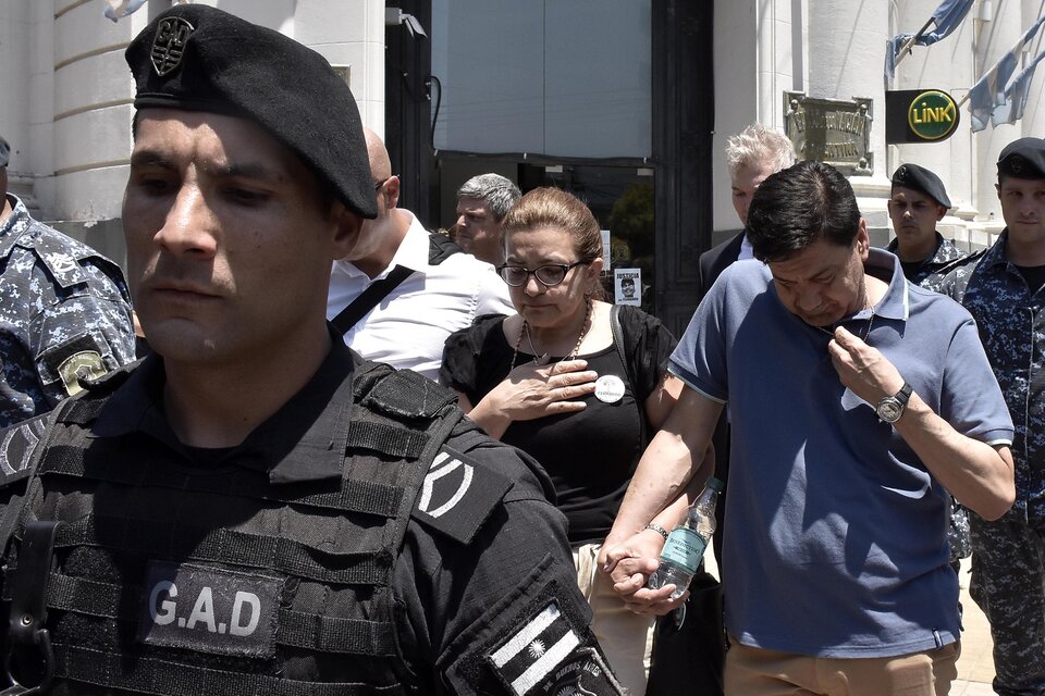 Los padres de Fernando Báez Sosa al salir de los tribunales de Dolores luego de finalizada la jornada 12 del juicio (Foto: NA).