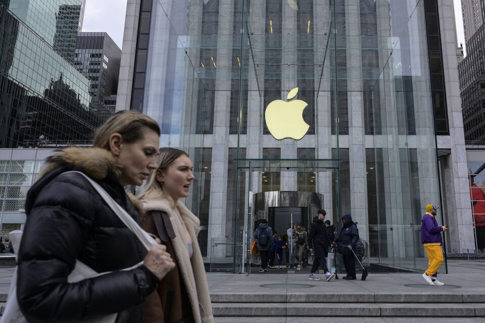Varios trabajadores también han presentado cargos acusando a Apple de violaciones de la ley laboral en al menos seis tiendas de Estados Unidos. (Foto: Angela Weiss/AFP)