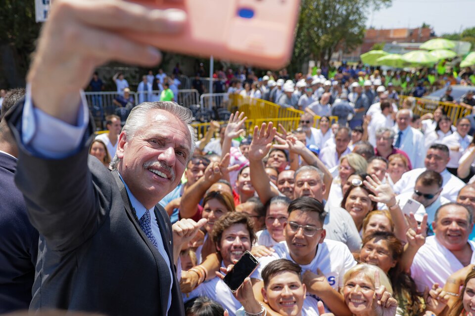El presidente Alberto Fernández tomándose una selfie junto a los paceños (Foto: Presidencia).