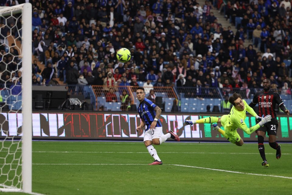 La pelota está a punto de convertirse en el tercero del Inter tras la genialidad de Lautaro Martínez (Fuente: AFP)