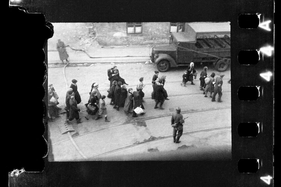 Una de las fotos muestra a un grupo de judíos escoltado por soldados alemanes armados hacia Umschlagplatz, desde donde partían hacia los campos de exterminio. (Foto: ZL Grzywaczewski/Maciej Grzywaczewski/ Museo POLIN/ AFP)