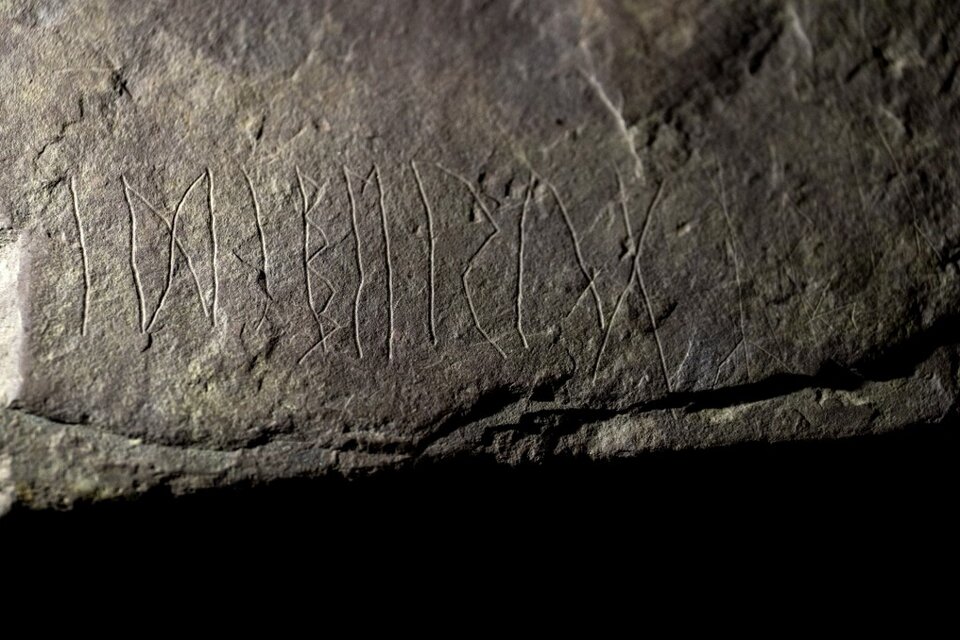 La piedra de 31 por 32 centímetros tiene varias inscripciones, algunas de las cuales no se han podido interpretar. (Foto: AFP).
