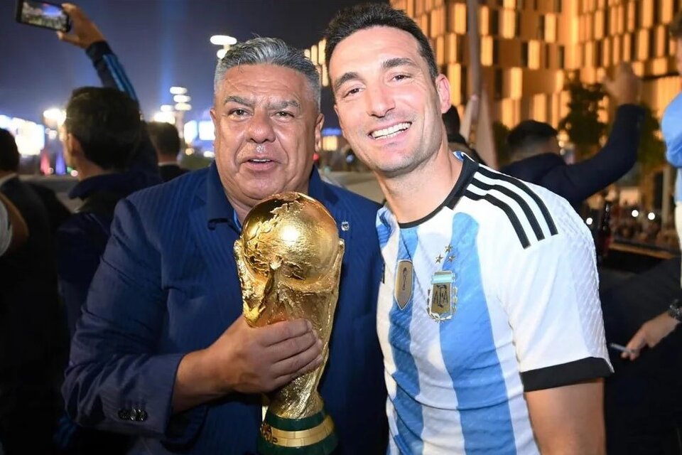 Tapia y Scaloni, con la Copa del Mundo (Foto: AFA).