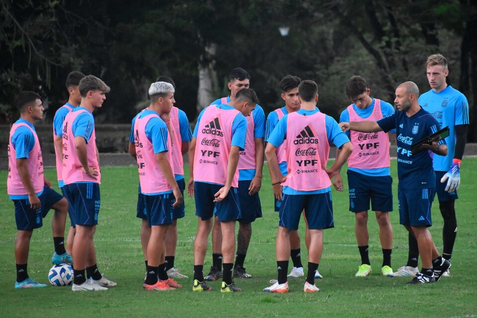 Javier Mascherano y sus dirigidos, a 20 años de haber sido capitán de la Sub 20 (Fuente: Prensa AFA)