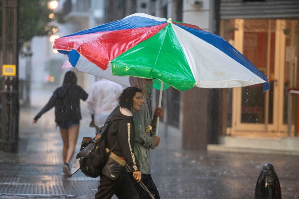 Se esperan lluvias y caída de granizo, pero en la Ciudad de Buenos Aires las temperaturas seguirán altas.   (Fuente: NA)