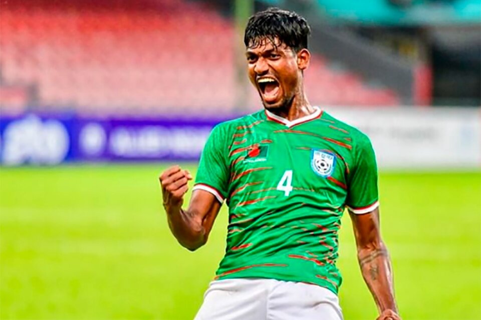 Topu Barman, pieza habitual de la Selección de Bangladesh: 48 partidos y 6 goles (Fuente: Instagram)