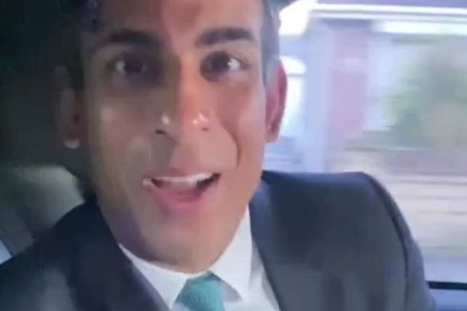 Sunak, en el video por el cual fue multado.  (Fuente: Captura de pantalla)