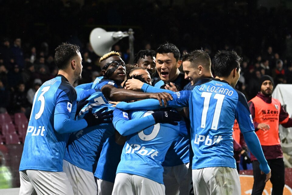 Napoli alcanzó su tercera victoria al hilo ante Salernitana (Fuente: EFE)