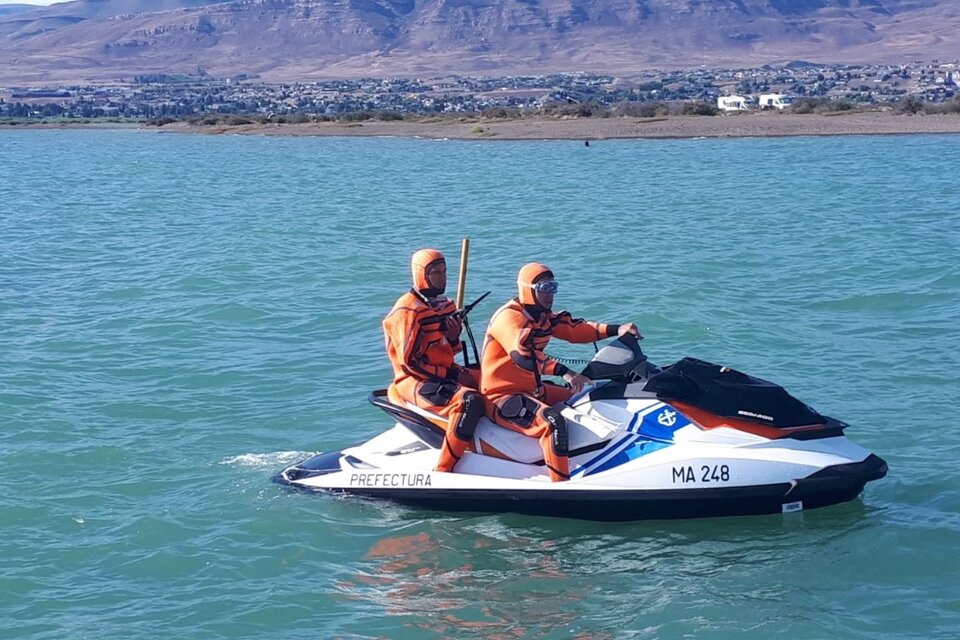 Según informó la Policía provincial, la Prefectura inició la búsqueda porque Pérez "se registró ante la mencionada autoridad con el fin de navegar en kayak" y no regresó "hasta el momento".