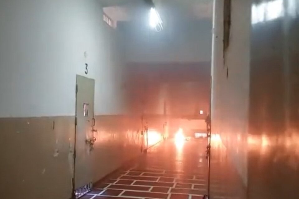 Fuego en uno de los pasillos del penal 8 de mujeres en Los Hornos. Imagen @nandotocho