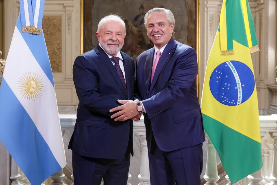 Lula da Silva fue recibido por Alberto Fernández tras llegar a Argentina para participar de la CELAC. Imagen: @alferdez. 