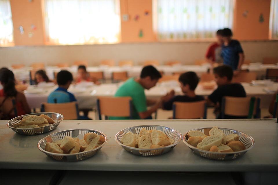 En vacaciones, niñas y niños tienen la posibilidad de repetir ración y otros tiempos para permanecer en el comedor.  (Fuente: Gentileza ATE Rosario)