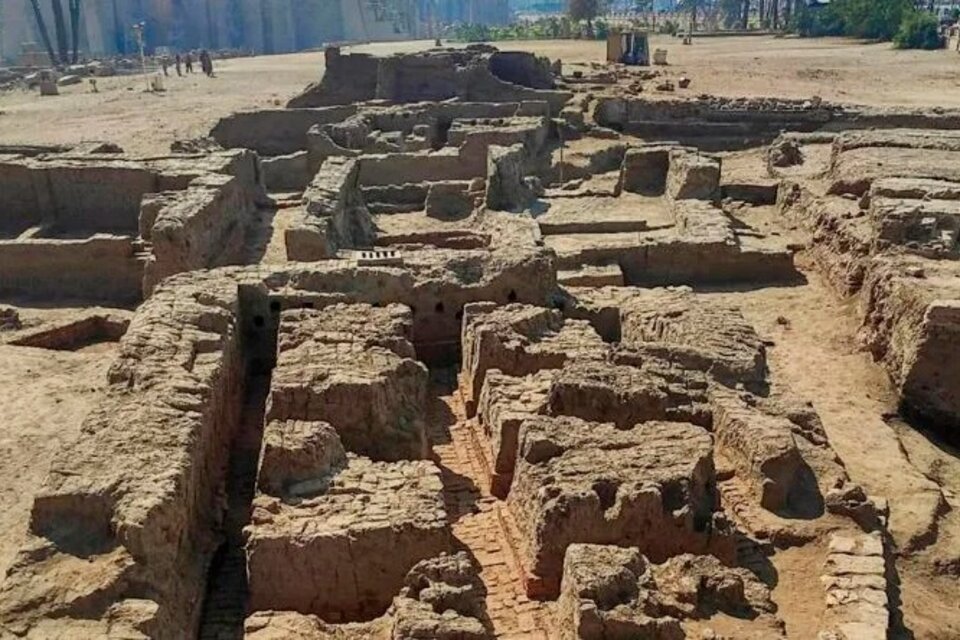 La ciudadela está situada cerca del templo de Luxor y se cree que podría ser una extensión de Tebas.