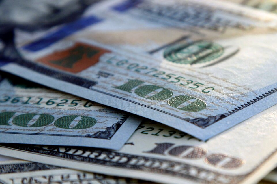 El dólar blue se negoció este martes con un aumento de 5 pesos, en 381 pesos por unidad. 