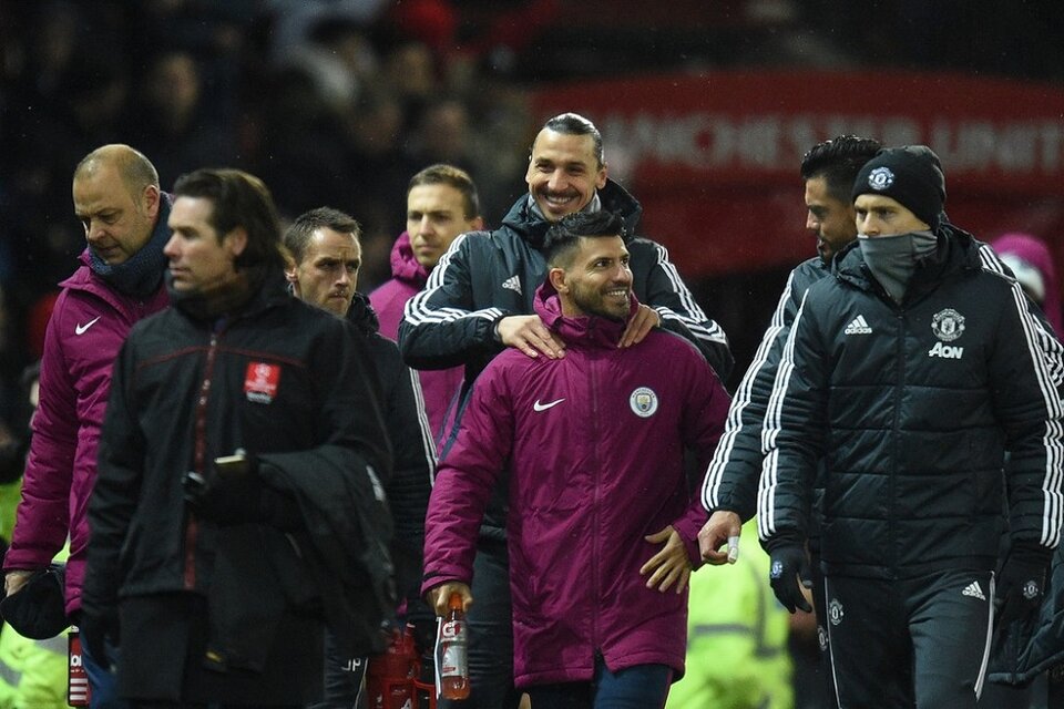 Otros tiempos: el Kun y Zlatan sonríen en un clásico de Manchester (Fuente: AFP)
