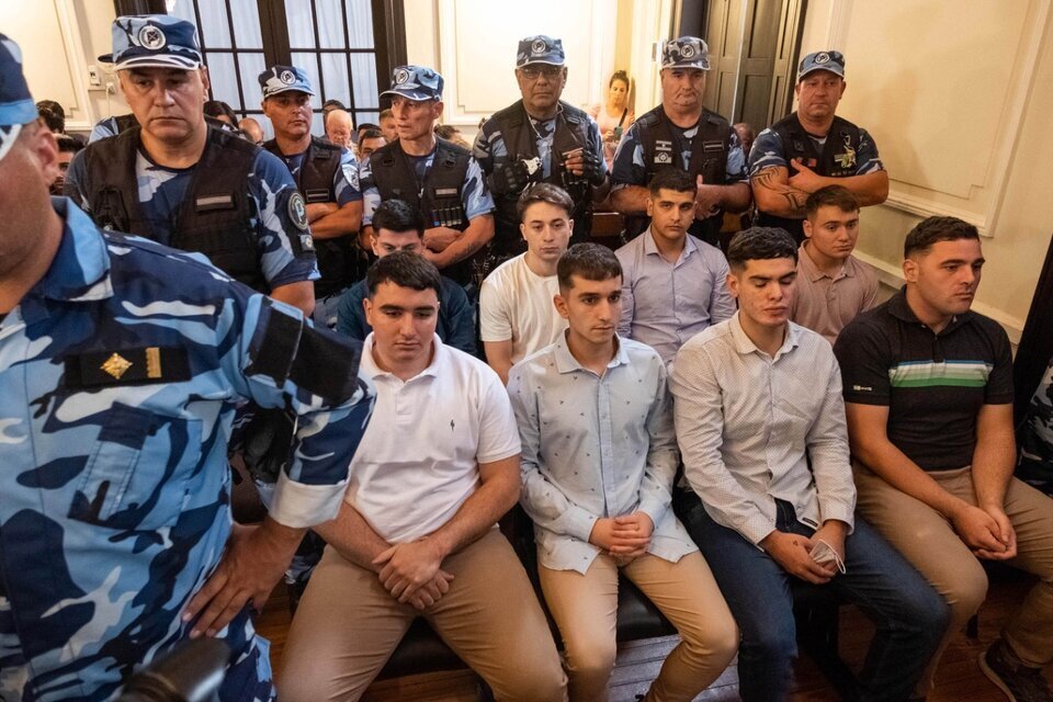 Los ocho rugbiers que están acusados de matar a Fernando Báez Sosa durante el juicio. (Foto: Telam)