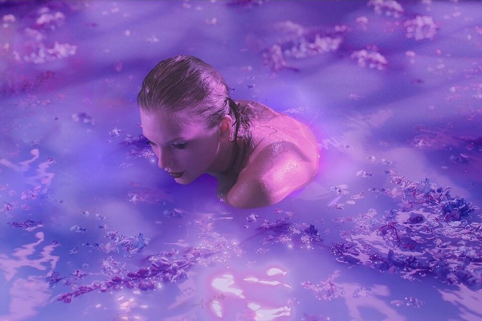 Taylor Swift lanzó el tercer videoclip de su último trabajo discrográfico "Midnights", que coprotagoniza la modelo transgénero Laith Ashley. (IG/@taylorswift) 