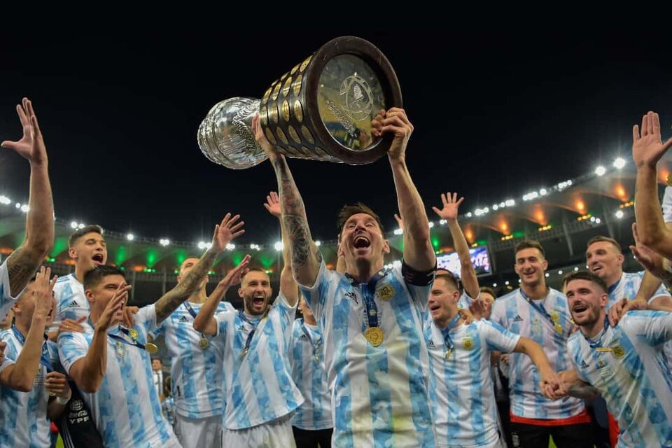 Messi levanta la Copa América 2021 en Brasil. (Fuente: AFP)