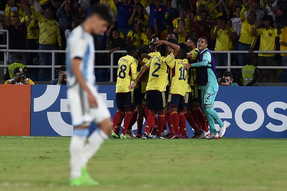 Colombia festeja ante una Argentina que nunca le encontró la vuelta al partido... Ni al torneo (Fuente: AFP)