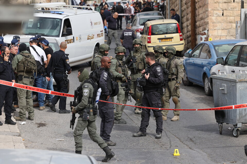 Las fuerzas de seguridad israelíes en el este de Jerusalén, donde un atacante disparó e hirió a dos personas. (Fuente: AFP)