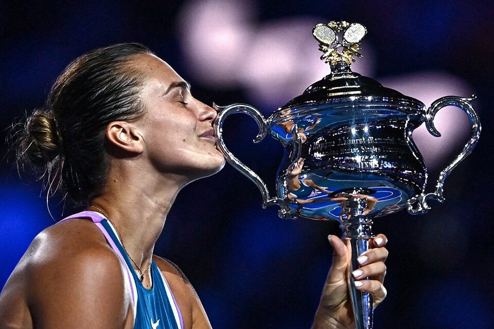 Sabalenka celebra su primer título de Grand Slam (Fuente: AFP)