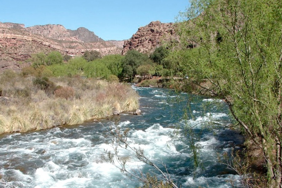 Una turista de Buenos Aires murió cuando intentaba cruzar el río Atuel, en Mendoza.