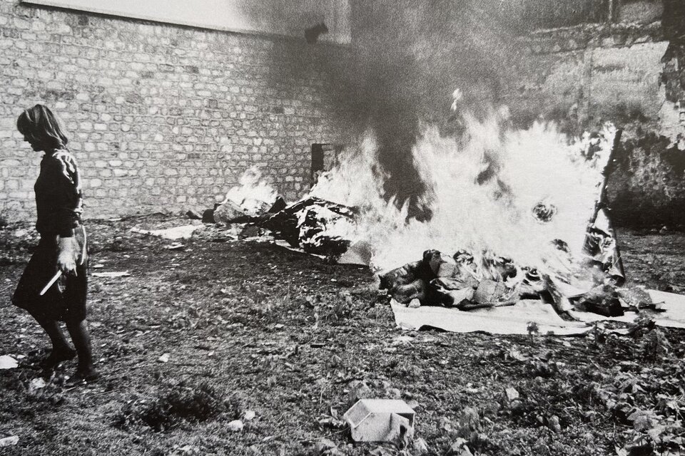 “La destrucción”; acción artística. Marta Minujin quemaba su obra, en París, en 1963.