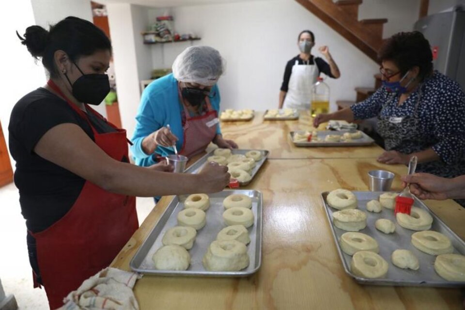 En México, Las Panas, panaderas contra la violencia de género, amasan, hornean y venden su pan (Fuente: EFE)