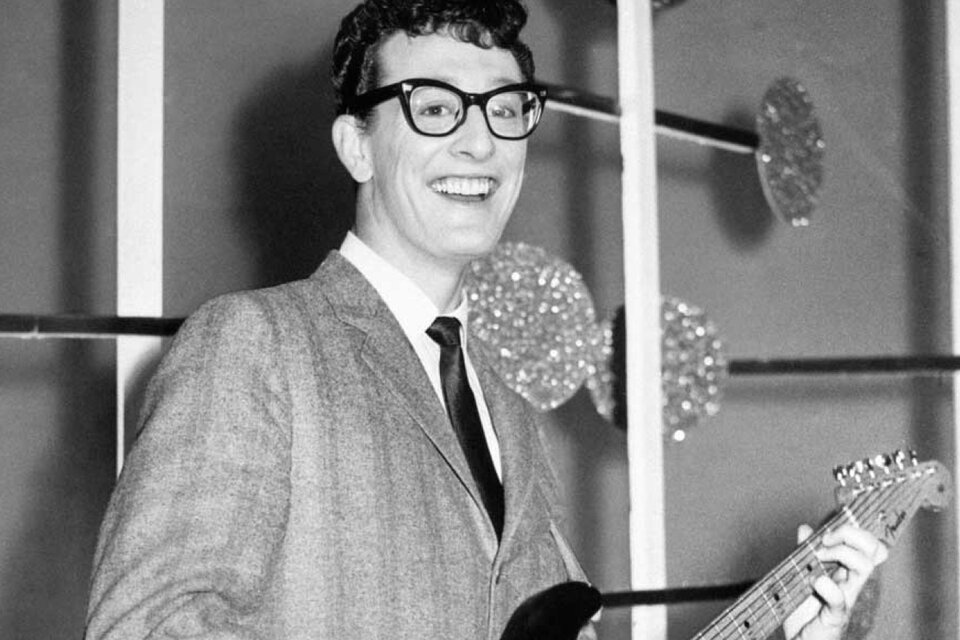 Buddy Holly murió en un accidente aéreo junto a The Big Booper y Ritchie Valens el 3 de febrero de 1959, que pasó a la historia como "El día que murió la música".