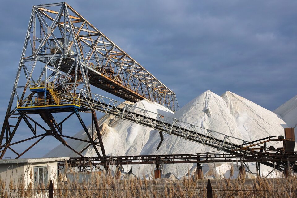 Bolivia, junto a la Argentina y Chile, conforman el "triángulo del litio", que concentra una enorme porción de las reservas mundiales de este mineral. (Fuente: AFP)