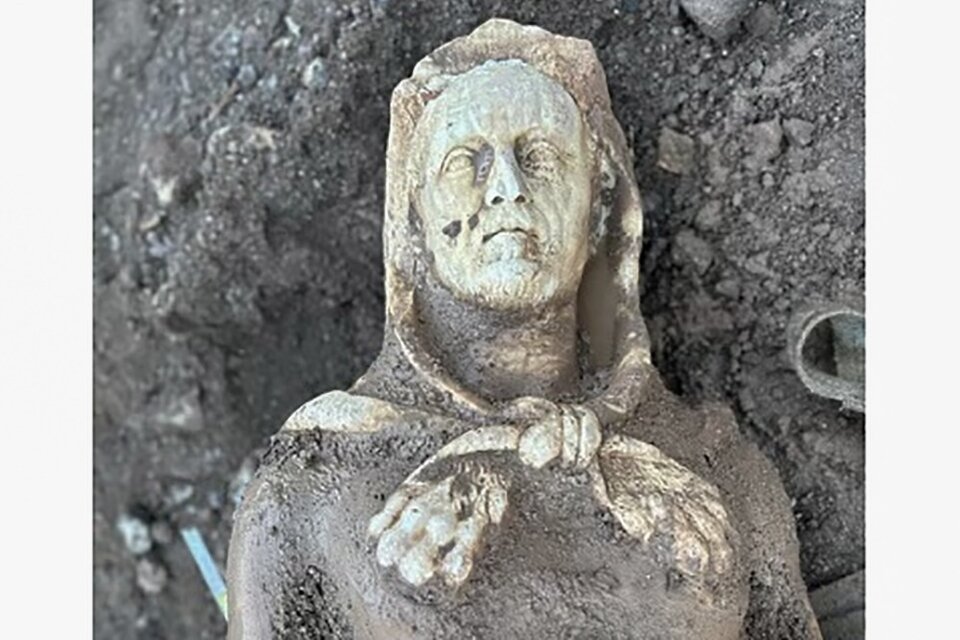 La escultura del personaje mitológico estaba enterrada a 20 metros en el parque regional de Appia Anticala. (Fuente: EFE)