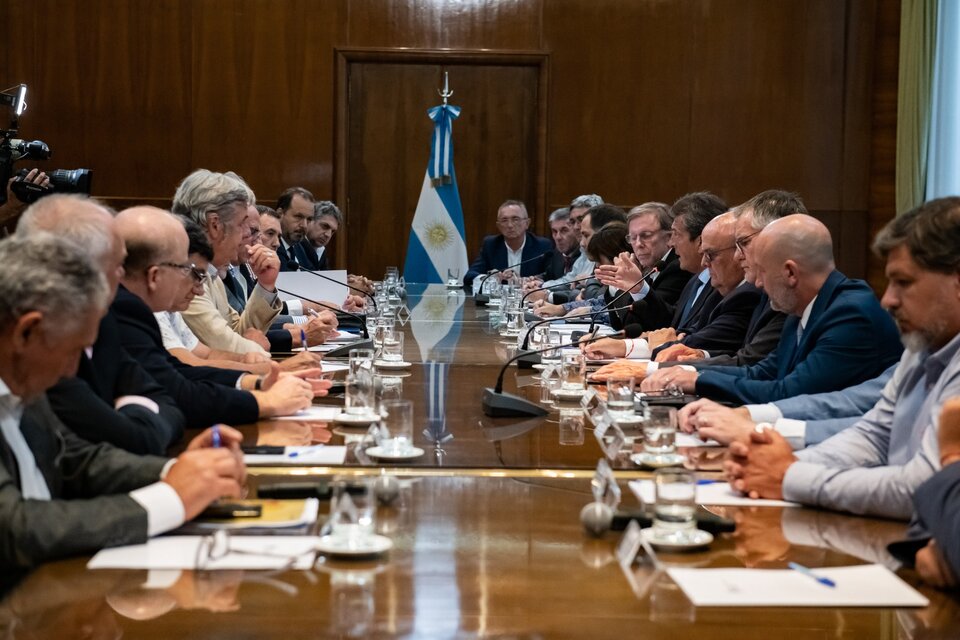 El ministro Massa y su equipo frente a los representantes de las entidades del agro. (Fuente: Ministerio de Economía)