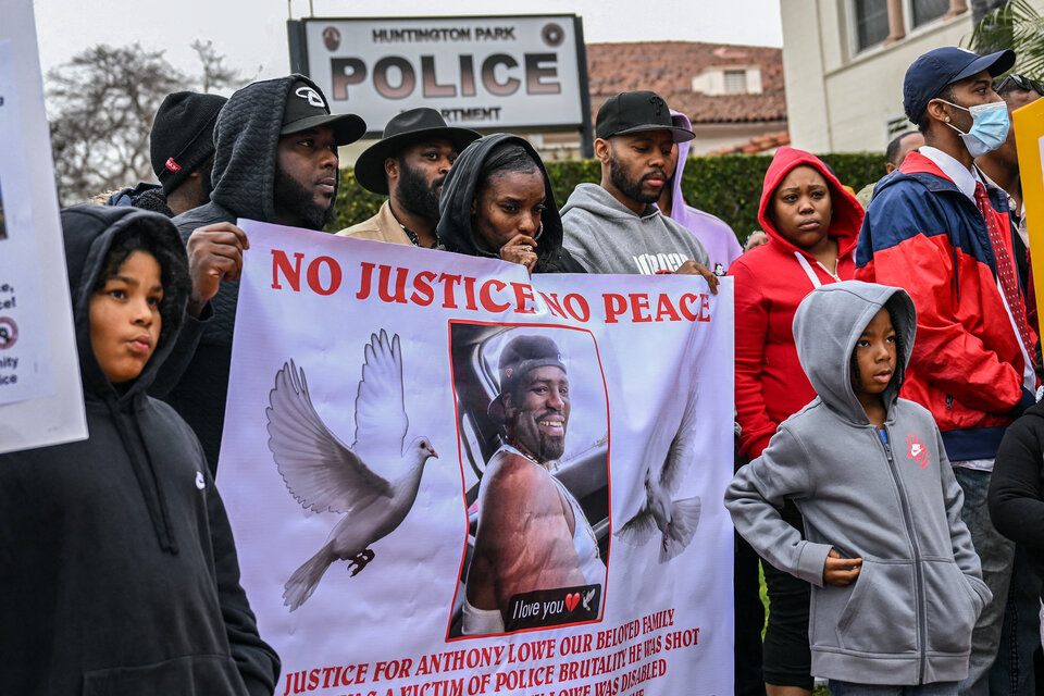 La familia de Anthony Lowe pide justicia frente al departamento de Policía en Huntington Park (Fuente: AFP)