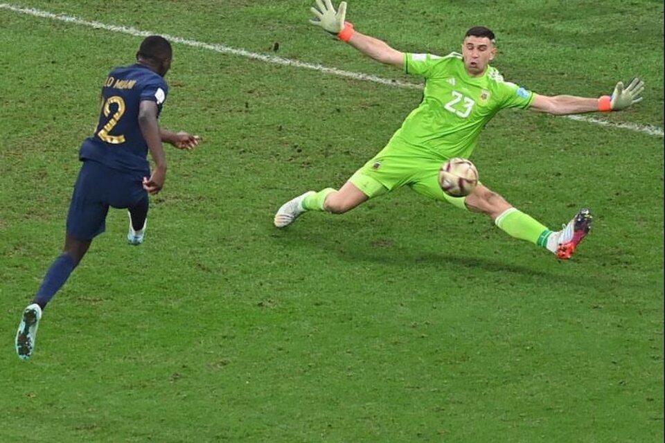 "Todavía la veo": Kolo Muani recordó la agónica atajada del "Dibu" Martínez en la final del Mundial