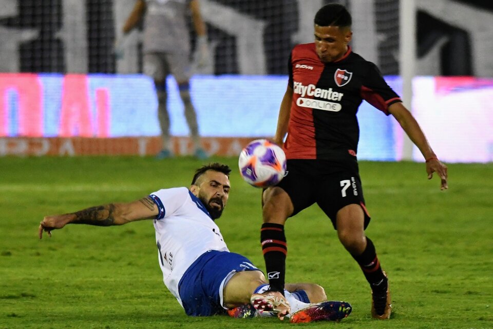 Pratto disputa el balón con Gómez; ganó Newell's y sigue invicto (Fuente: Fotobaires)