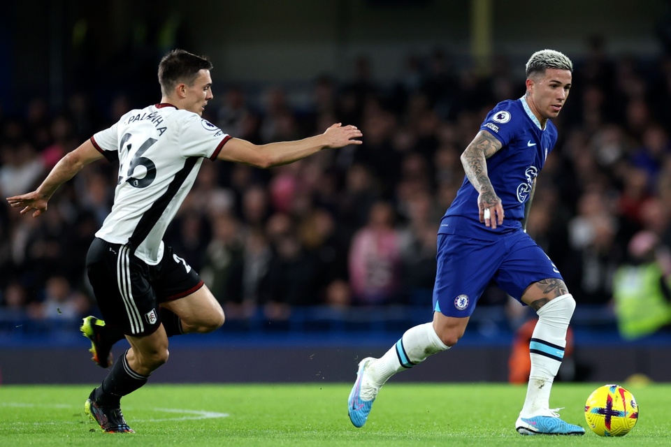 Enzo Fernández se le escapa al portugués Joao Palhinha, muy buen jugador del Fulham (Fuente: EFE)