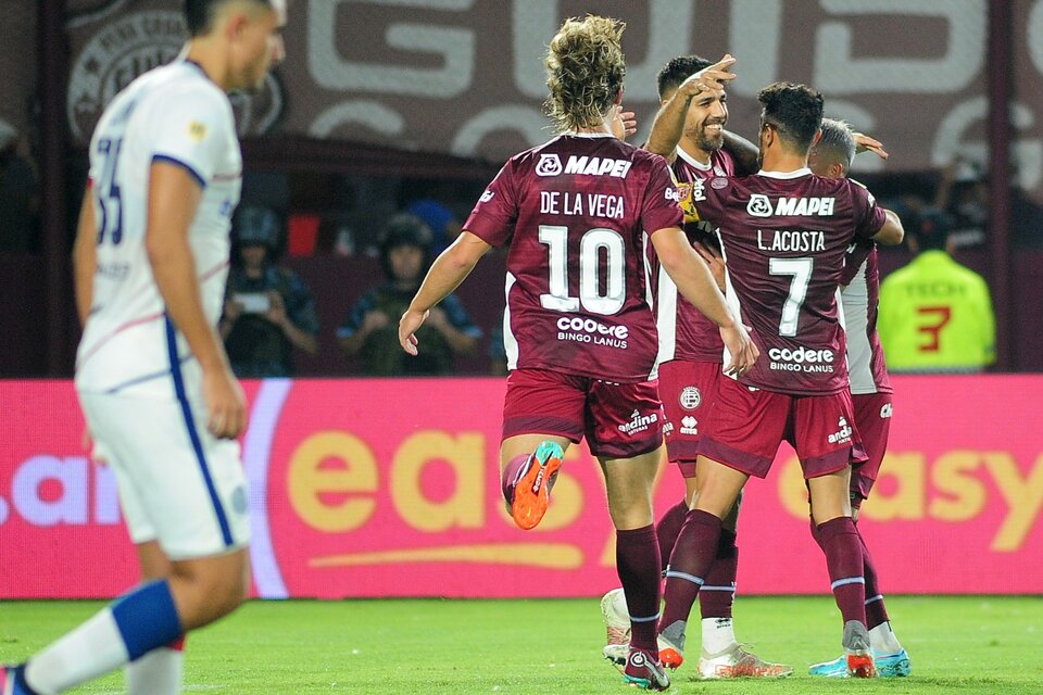 Todos saludan a Leandro Díaz, goleador y arquero en Lanús (Fuente: Fotobaires)